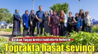 Toprakla buluşan kadınlar, hasat sevincini Başkan Tugay’la yaşadı