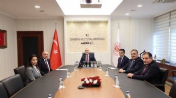 Türk-İş'ten Bakan Işıkhan'ın 'taraflarla görüşeceğiz' sözlerine yanıt: Toplantılara katılmayacağız