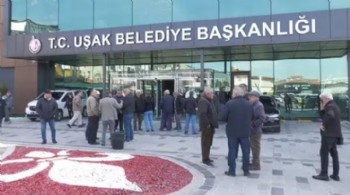 Uşaklılardan Özkan Yalım'ın gözaltına alınmasına tepki: 'Halkın iradesini ayaklarla altına aldılar'