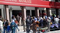 Vatandaş bankalara akın etti: Sistem kilitlendi