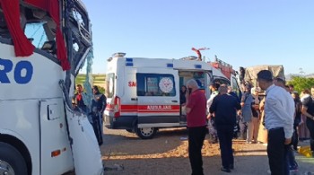 Yolcu otobüsü TIR'a çarptı: 24 yaralı