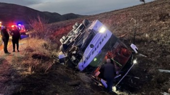 Yolcu otobüsü devrildi: 2 ölü, 21 yaralı