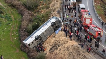 Yolcu otobüsü devrildi: 8 ölü, 26 yaralı