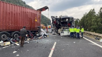 Yolcu otobüsü, otoyolda TIR'a çarptı: 7 ölü