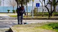 Yunusemre'de parklara bahar temizliği