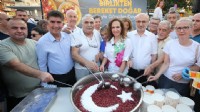 Yüzlerce Karşıyakalı aşurenin bereketini paylaştı