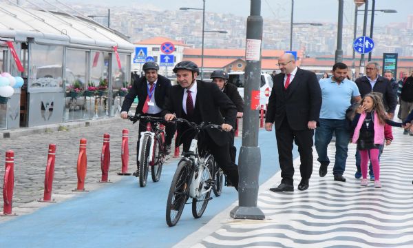 Tunç Soyer 23 Nisan'a bisikletle geldi