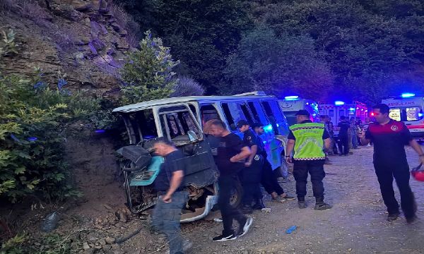 İzmir'de işçileri taşıyan minibüs kayalıklara çarptı
