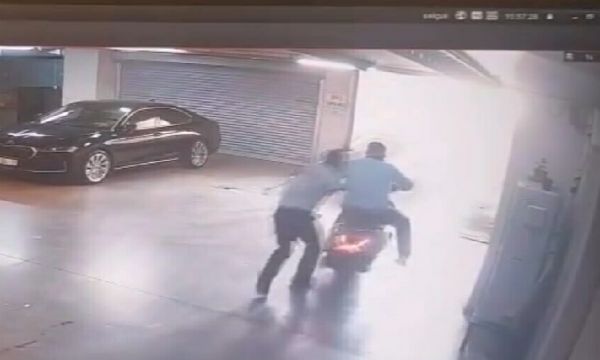 Başkan Yıldız'ın makam aracını kurşunladı!