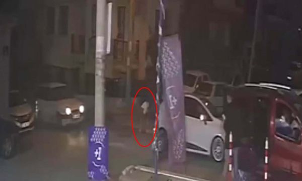 Otomobilde tabanca ile oynarken ağabeyini öldürdü