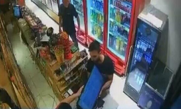 ''Alacağım var'' diyerek marketteki oyun makinesini götürmeye çalıştı!