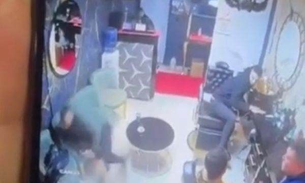 Berberde sıra beklerken vuruldu!