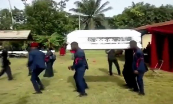 Cenaze töreninde akıl almaz kaza
