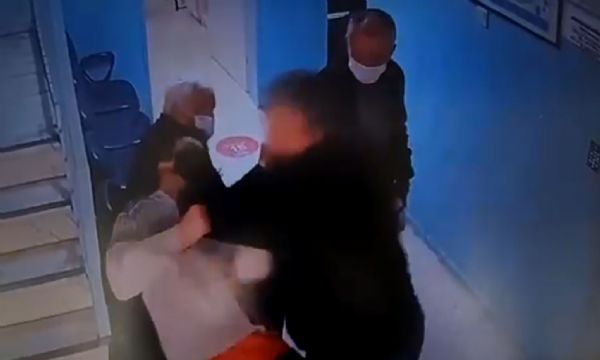 Aile sağlığı merkezinde dehşete düşüren sıra kavgası!