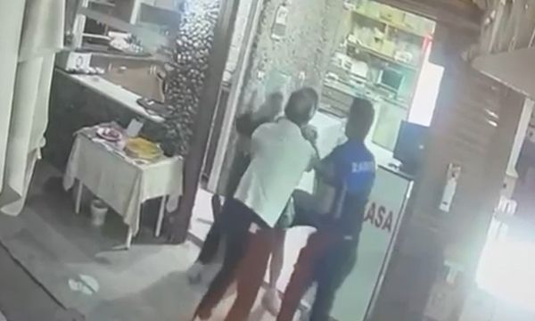 İzmir'de esnafa bayıltan yumruk!