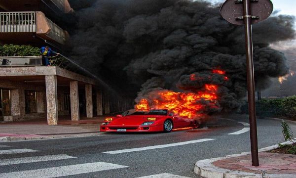 8 milyon liralık Ferrari küle döndü!