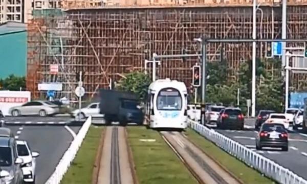 Fren yerine gaza basınca tramvaya çarptı