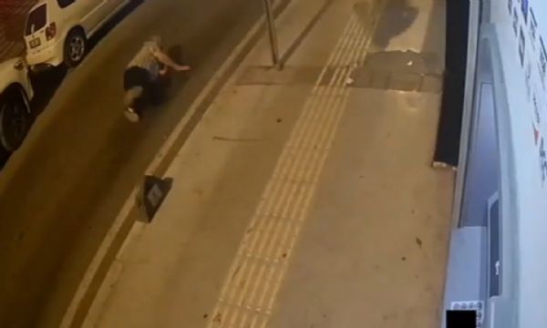 İzmir'deki gasp anı kamerada!