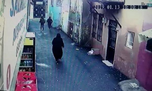 İzmir'de Suriyeli kadına kapkaç anı kamerada!