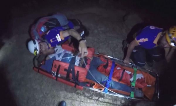 Kayalıklardaki yaralı helikoptere alındı
