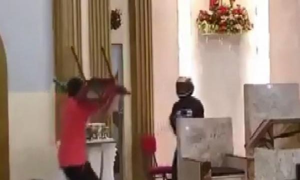 Kiliseye giren soyguncuya meydan dayağı!