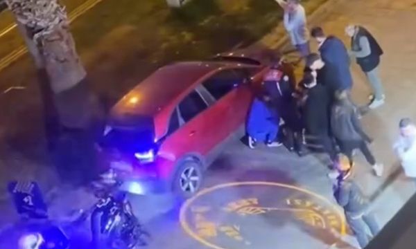 Sırtından bıçaklanan gence mahalleli yardım etti