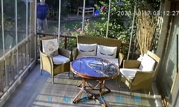 Müzisyenin evine baltalı saldırı kamerada!
