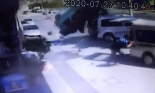 Taklalar atıp araçların üzerine uçtu