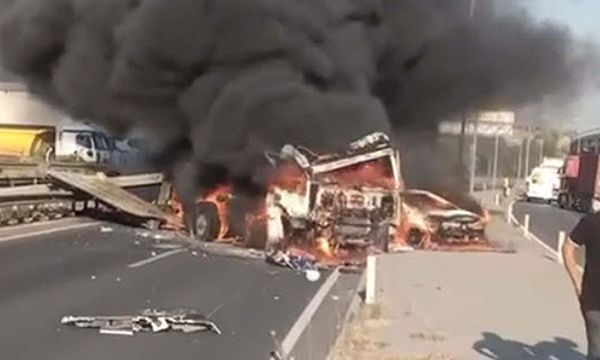 İzmir'de can pazarı... Kaza sonrası alev topuna döndüler!