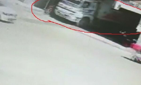 İzmir'de motosikletin kamyonun altında kaldığı kaza kamerada: 1 ölü, 1 yaralı