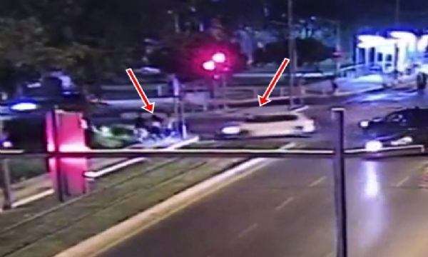 İzmir'de otomobil yayaların arasına daldı!